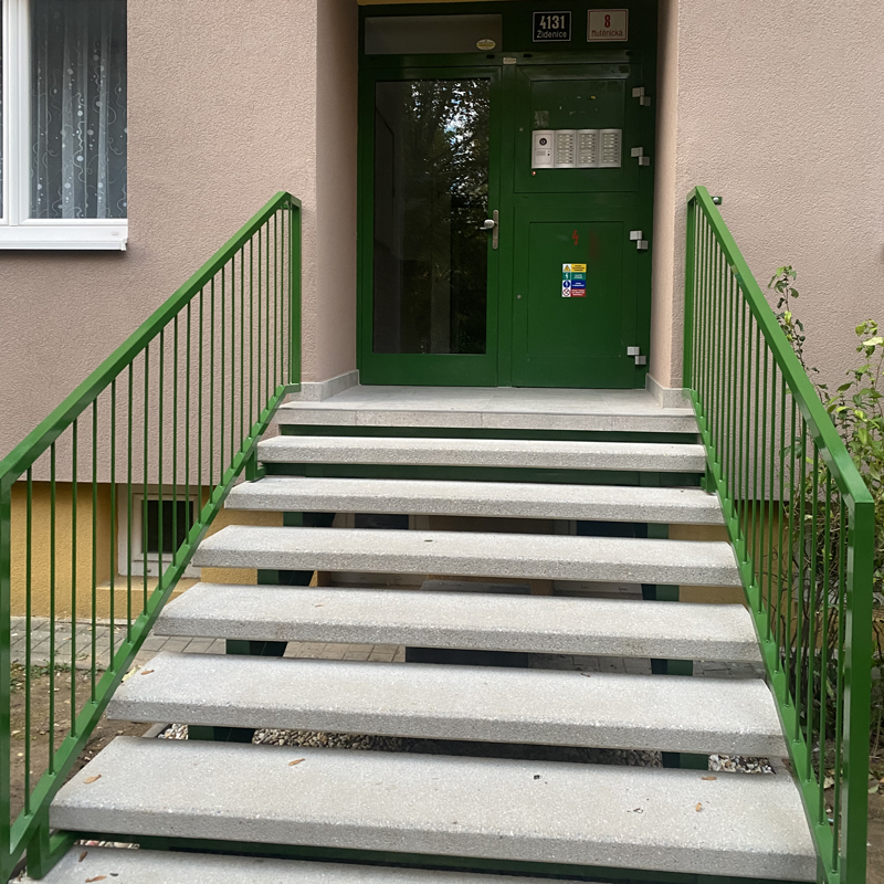 oprava schodiště a stříšky vstupu bytového domu Brno