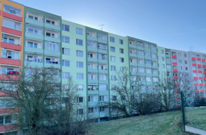 Čištění a nátěr fasády se zárukou 8 let na bytovém domě v Brně