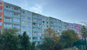 Čištění a nátěr fasády se zárukou 8 let na bytovém domě v Brně