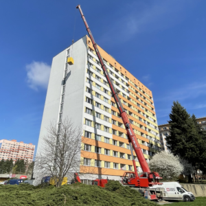 Oprava a zateplení střešního pláště na jednom z nejvyšších panelových domů v Brně
